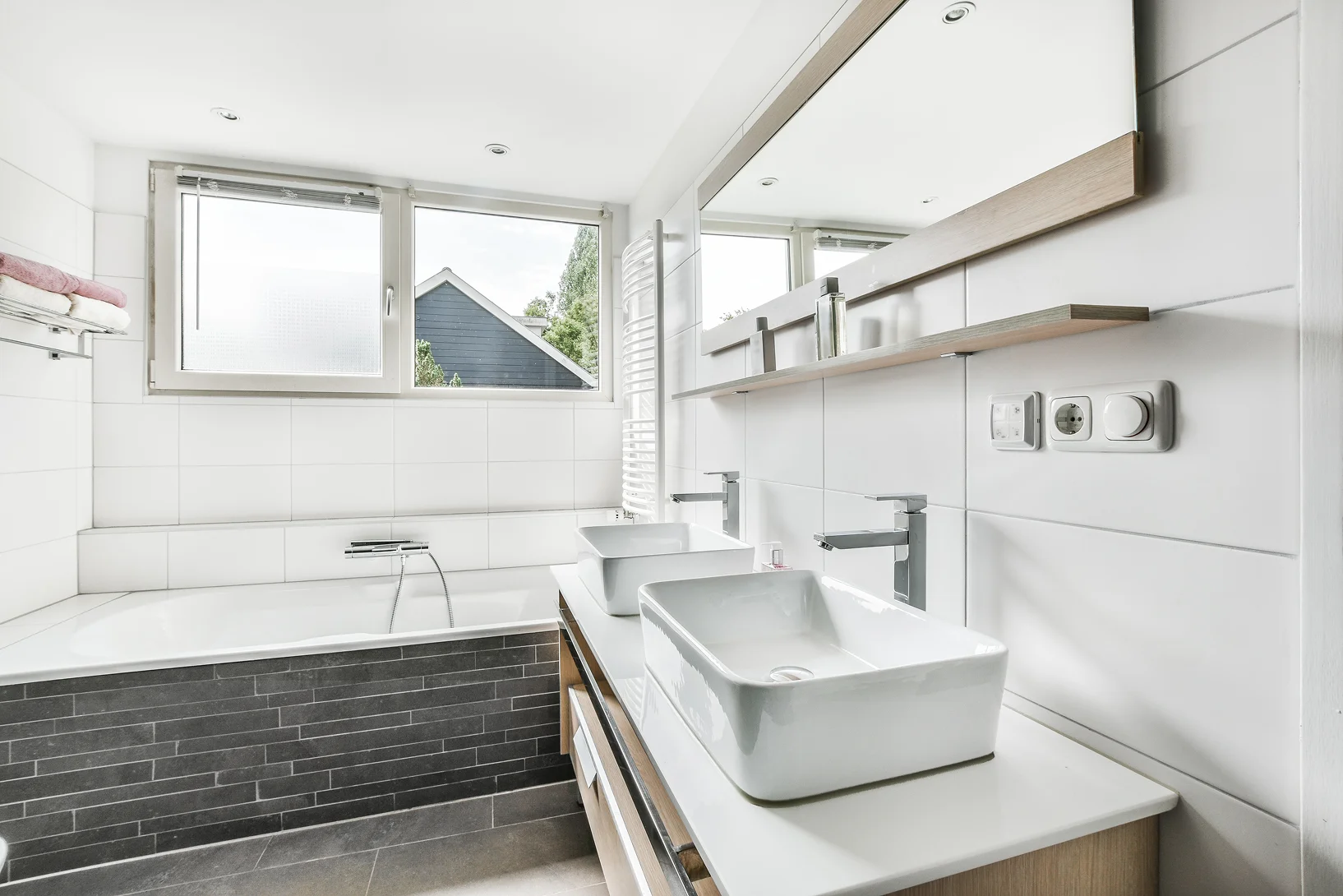Modernes Badezimmer mit hochwertig verlegten Platten